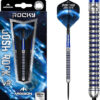 Een set van drie Mission Josh Rock V2 95% Tungsten Dartpijlen, naast de verpakking staat de dartpijl en een detail van de barrel